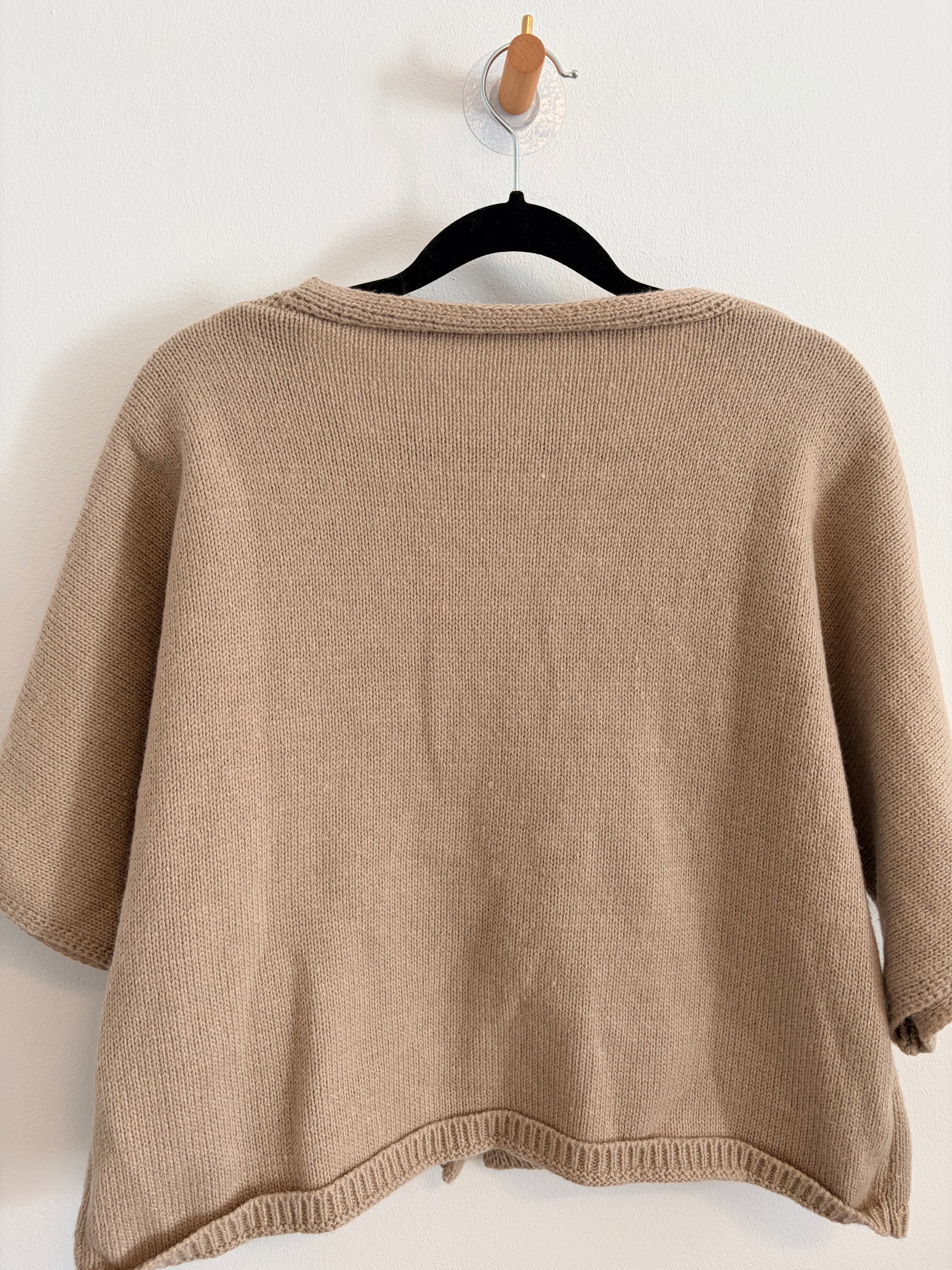 Beige kurzer Cardigan mit goldenen Knöpfen kurzer Arm
