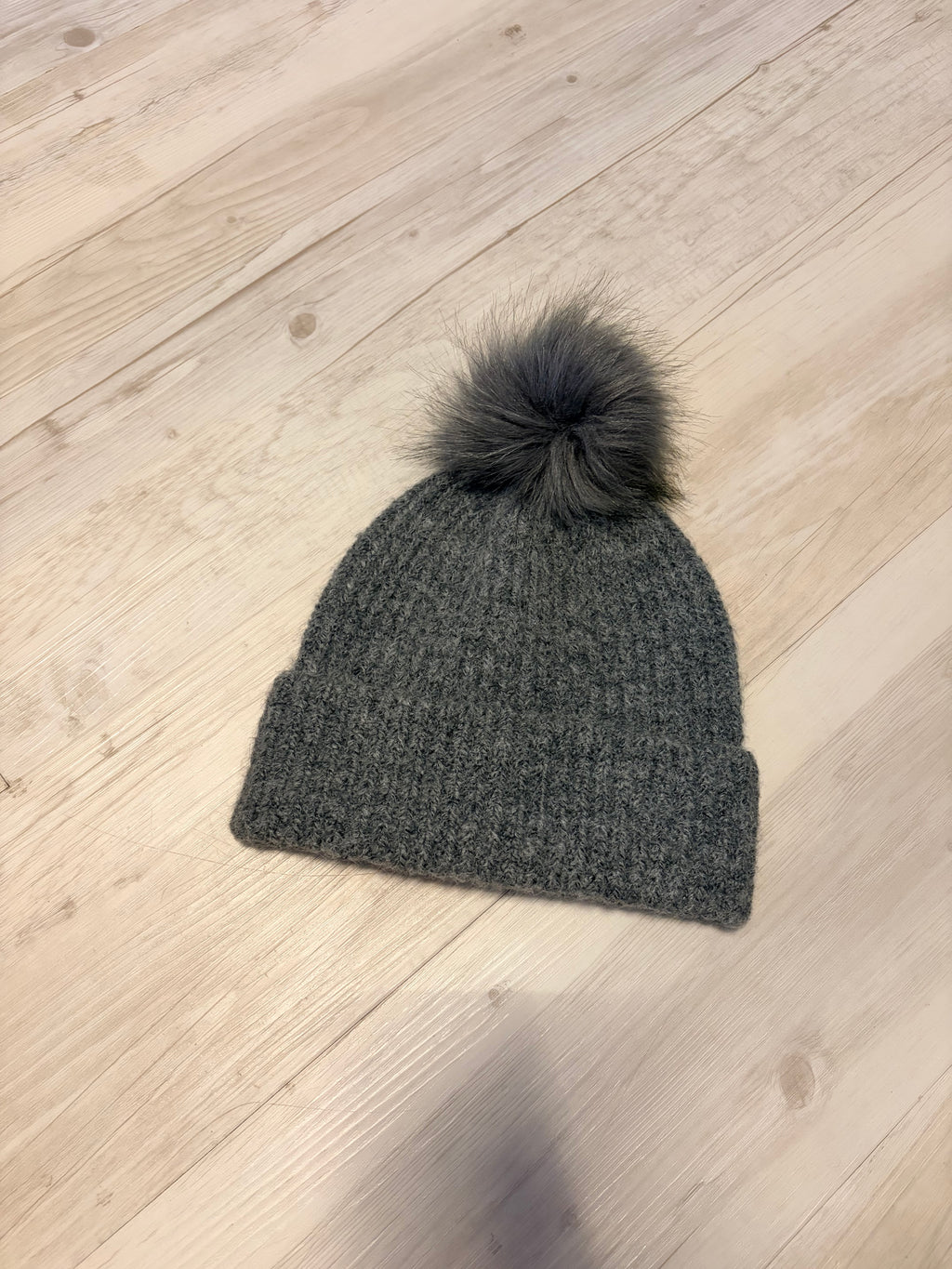 Zara Wintermütze mit Fellbömmel Gr. M grau