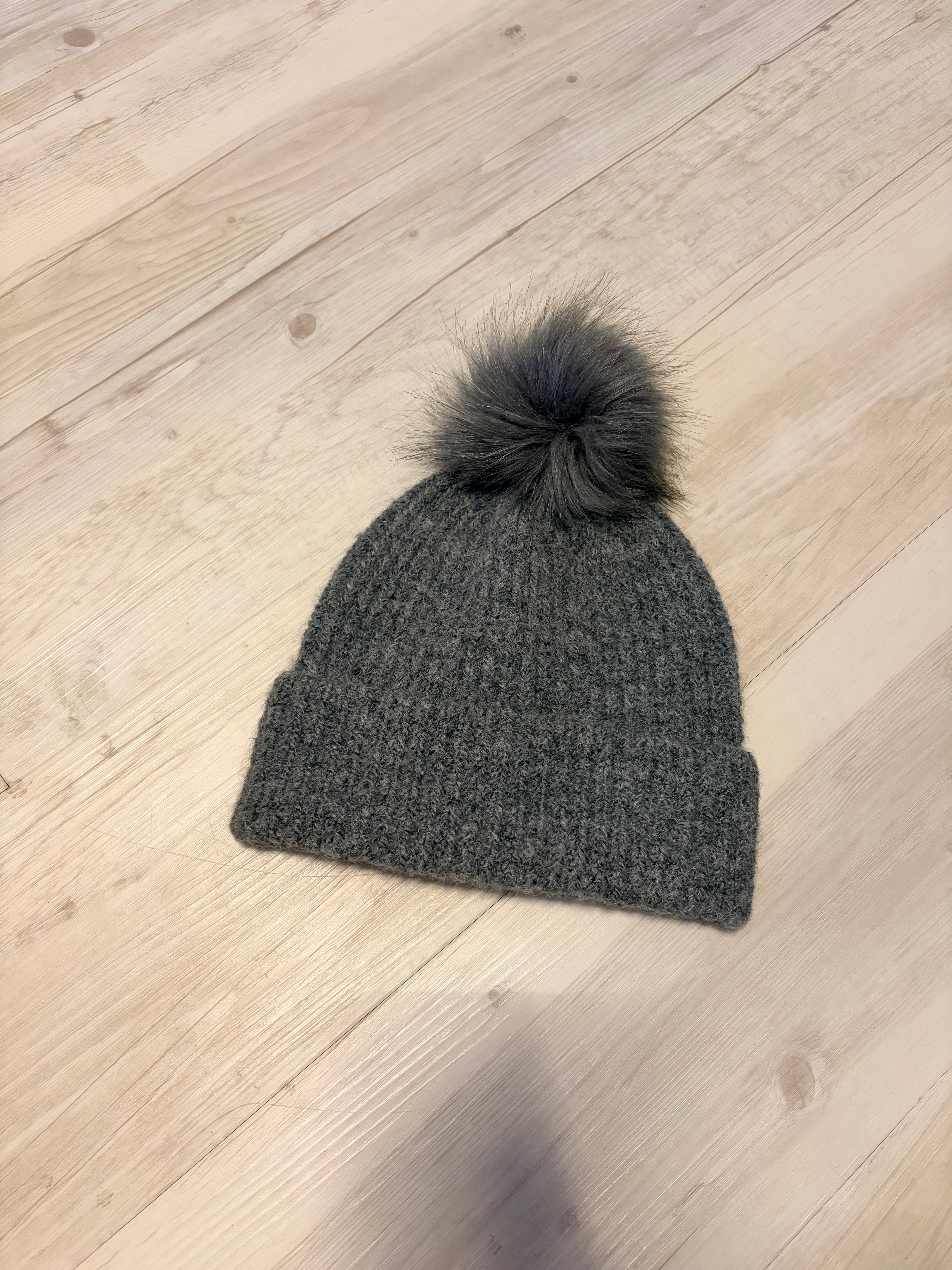 Zara Wintermütze mit Fellbömmel Gr. M grau