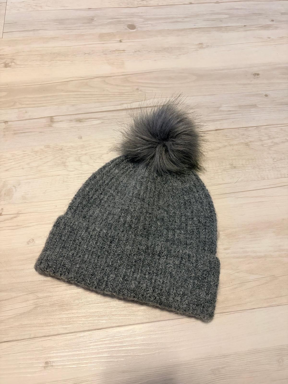 Zara Wintermütze mit Fellbömmel Gr. M grau