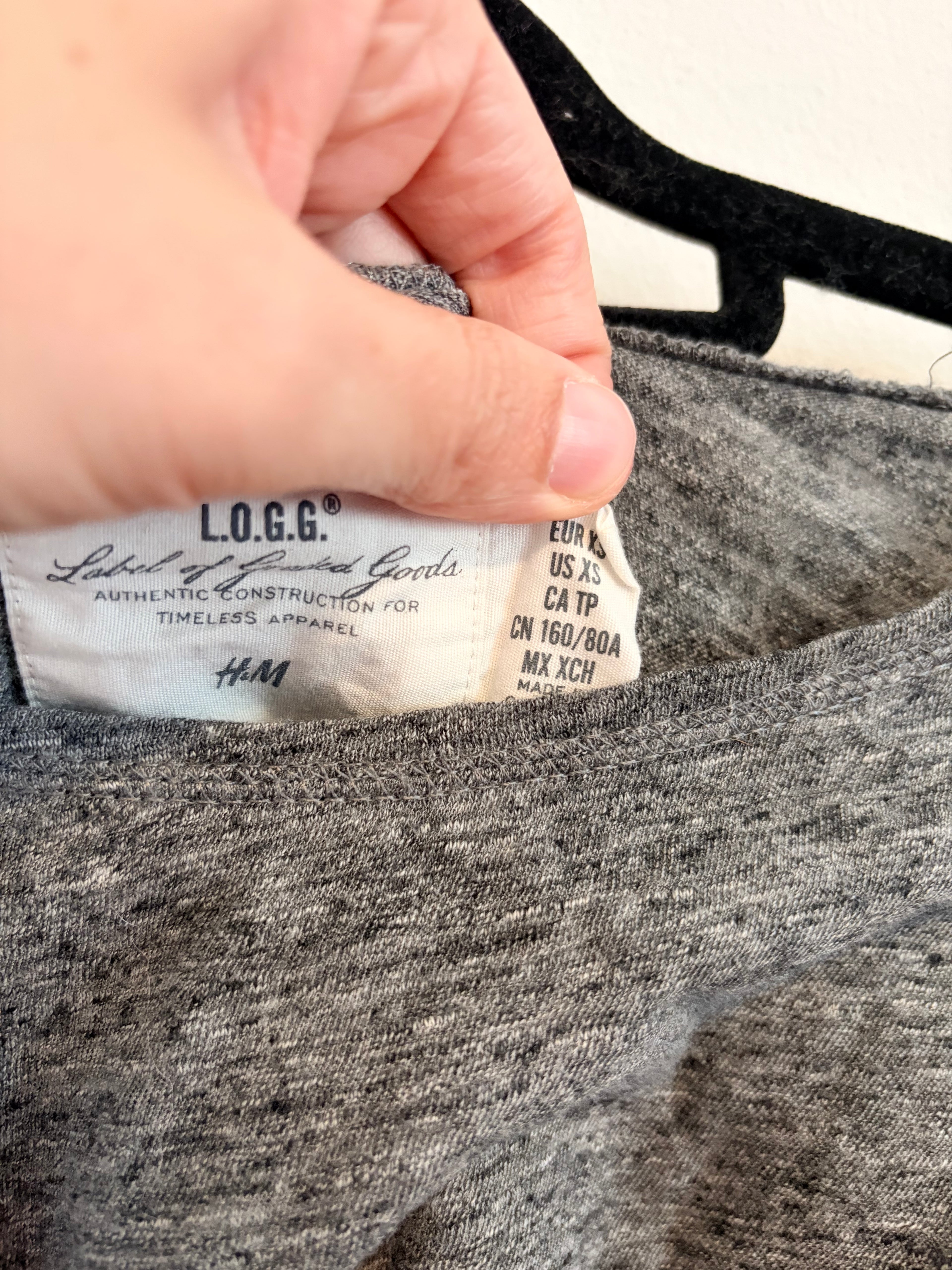 H&M L.O. G.G Longsleeve grau mit Cordpatches pink Gr. XS Damen