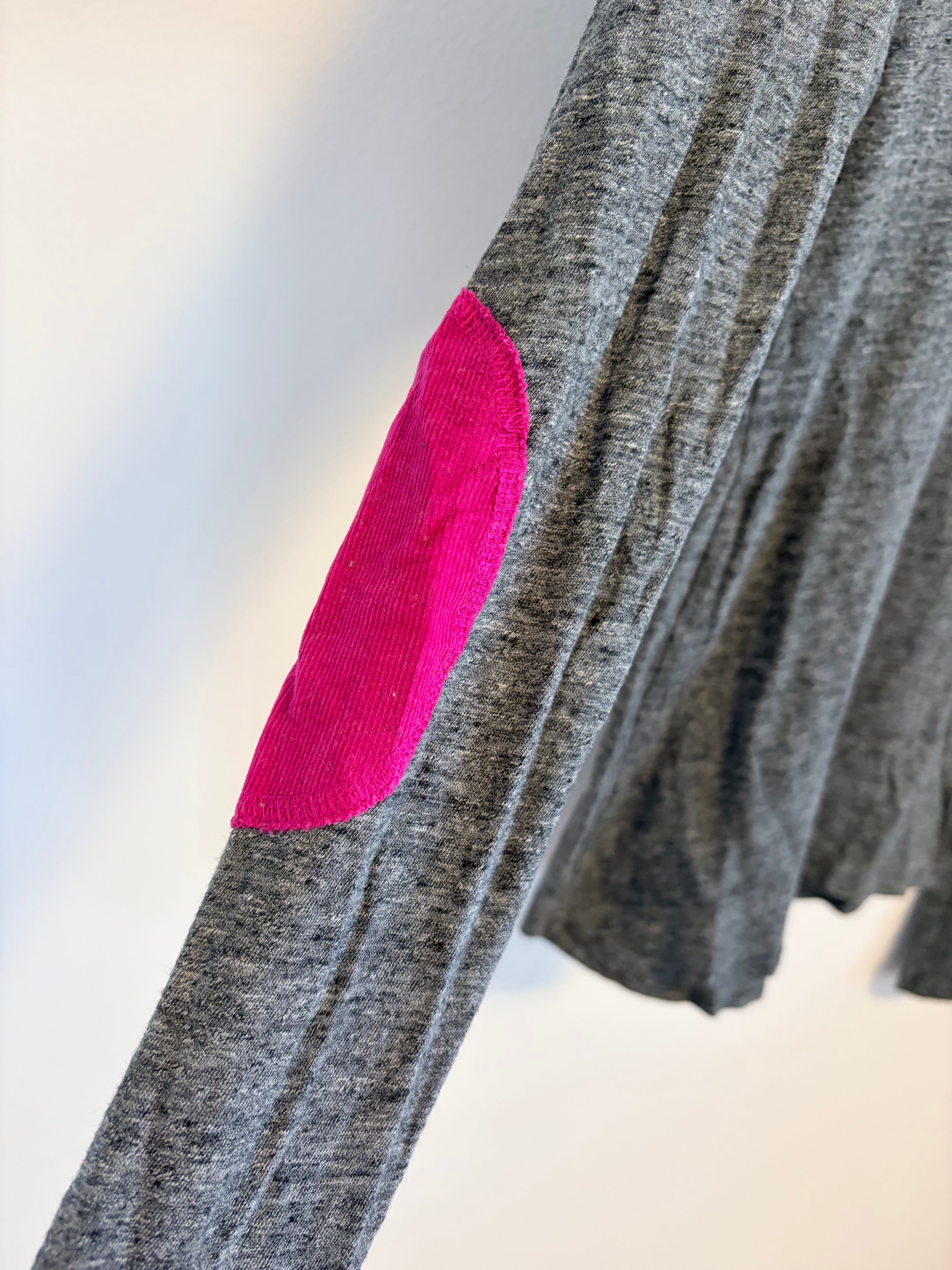 H&M L.O. G.G Longsleeve grau mit Cordpatches pink Gr. XS Damen