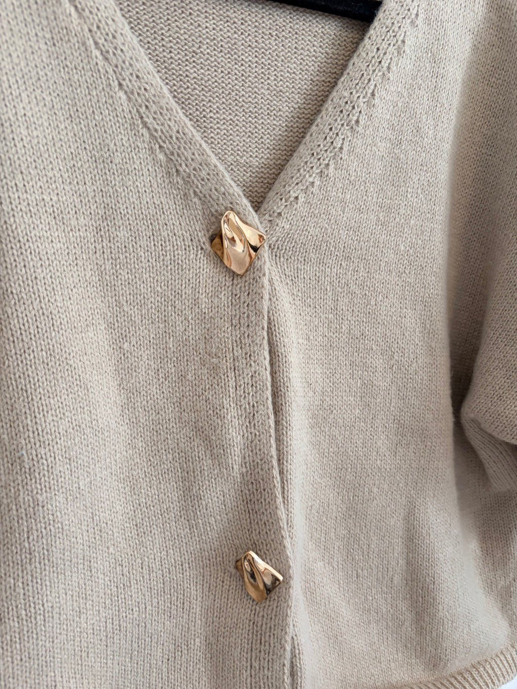 Beige kurzer Cardigan mit goldenen Knöpfen kurzer Arm