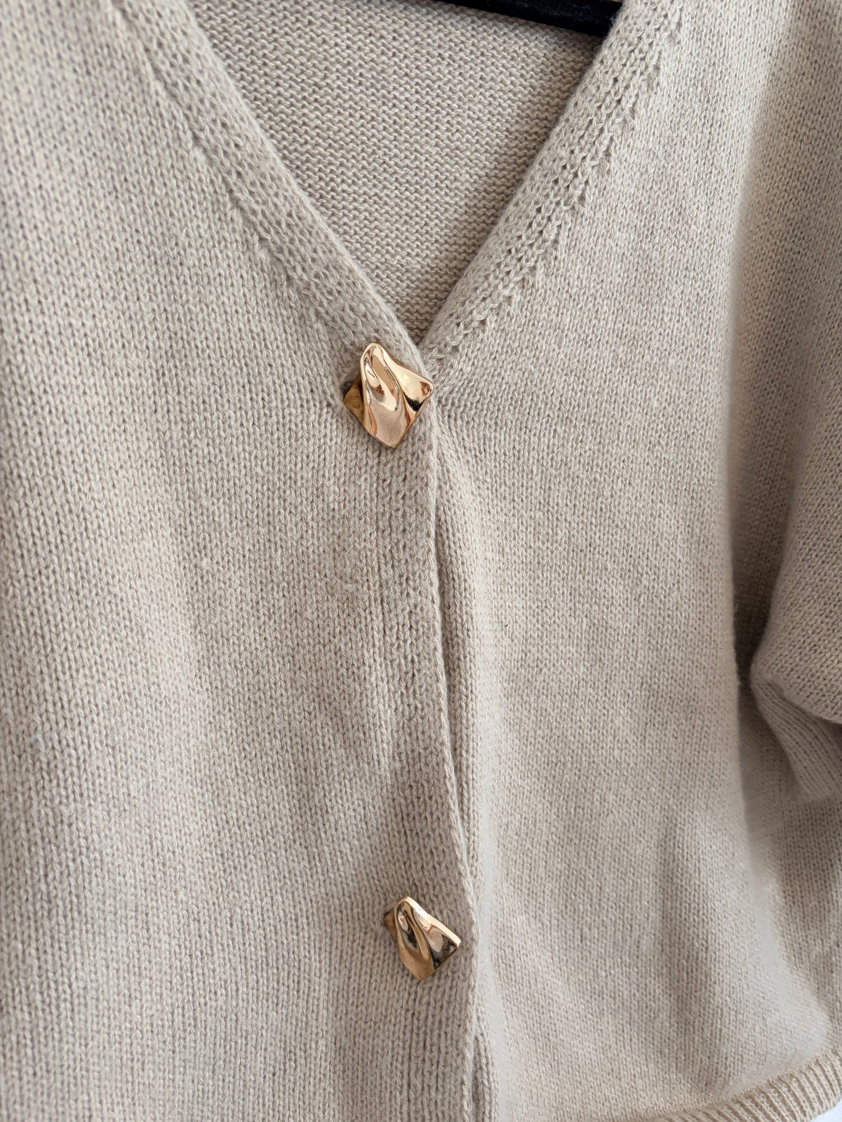 Beige kurzer Cardigan mit goldenen Knöpfen kurzer Arm