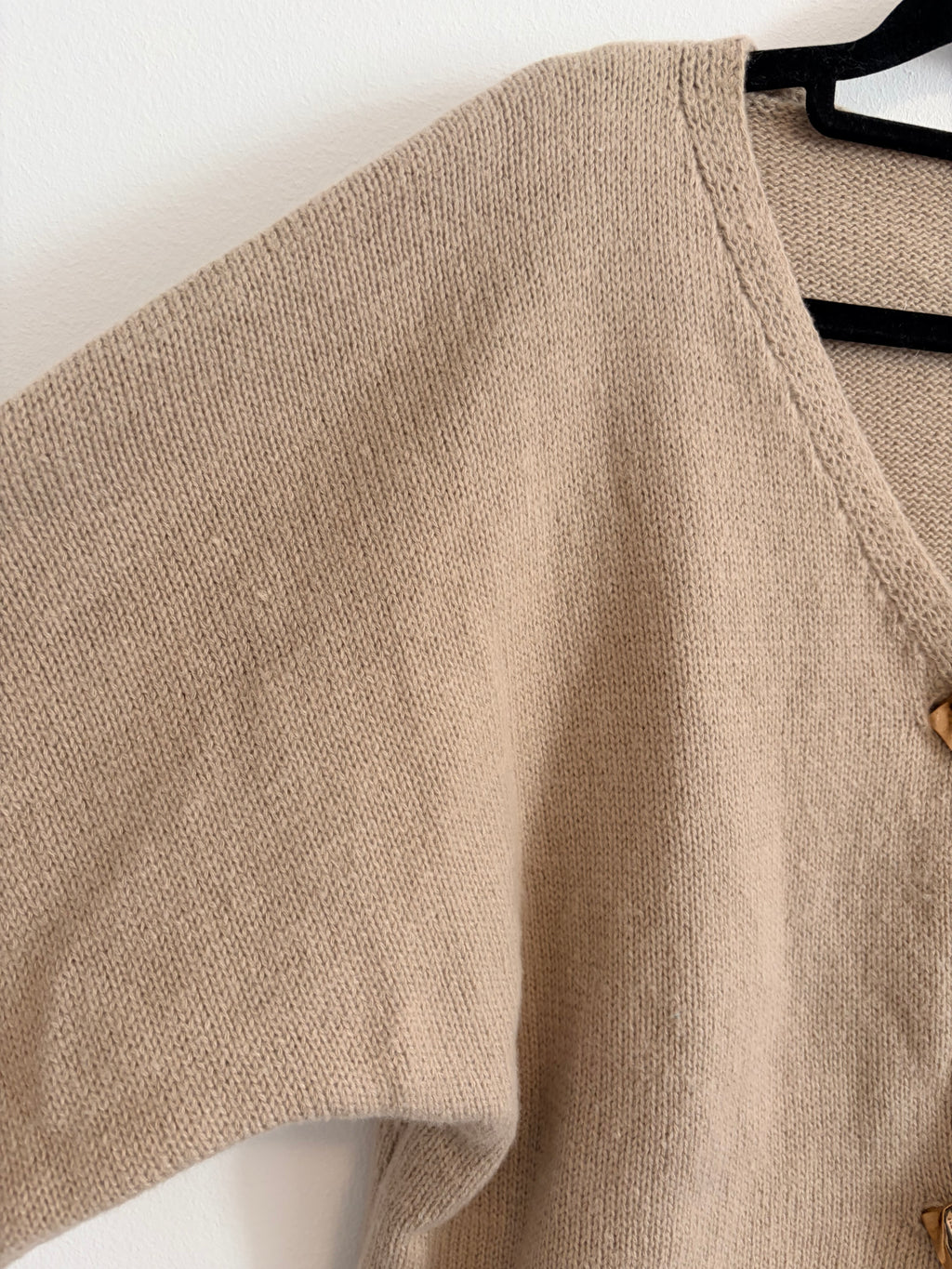 Beige kurzer Cardigan mit goldenen Knöpfen kurzer Arm