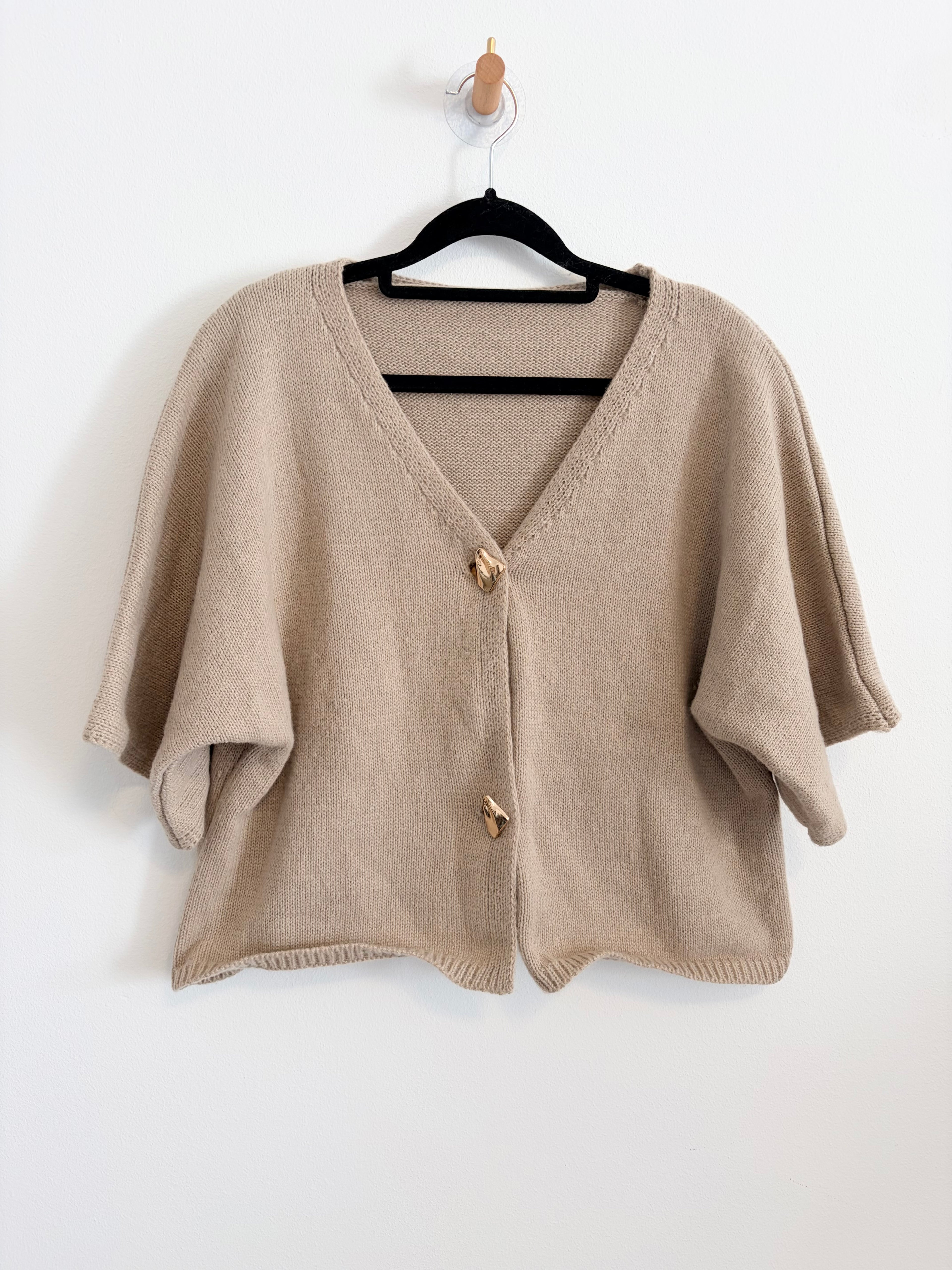 Beige kurzer Cardigan mit goldenen Knöpfen kurzer Arm
